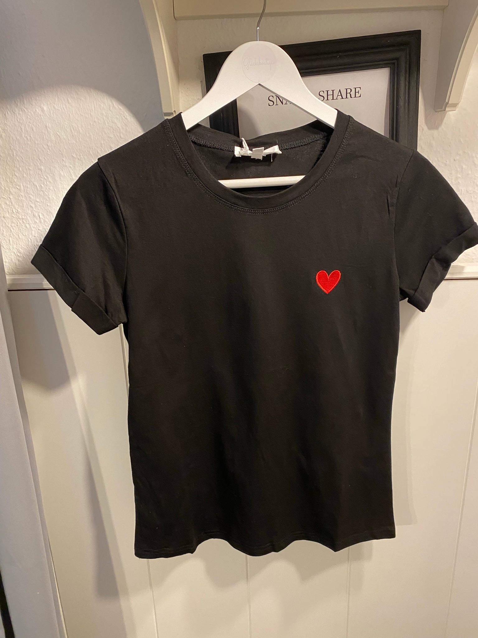 Basic T-Shirt mit gesticktem Herz - Gluecksboutique®